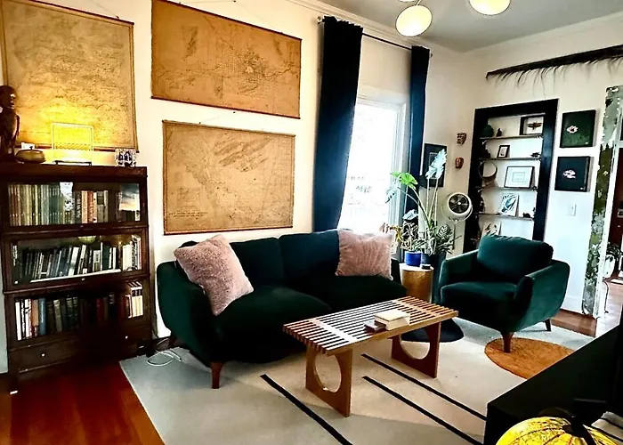 Oasis Downtown- One Of A Kind Historic Holiday home *