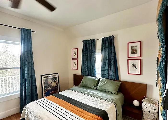 Oasis Downtown- One Of A Kind Historic Holiday home